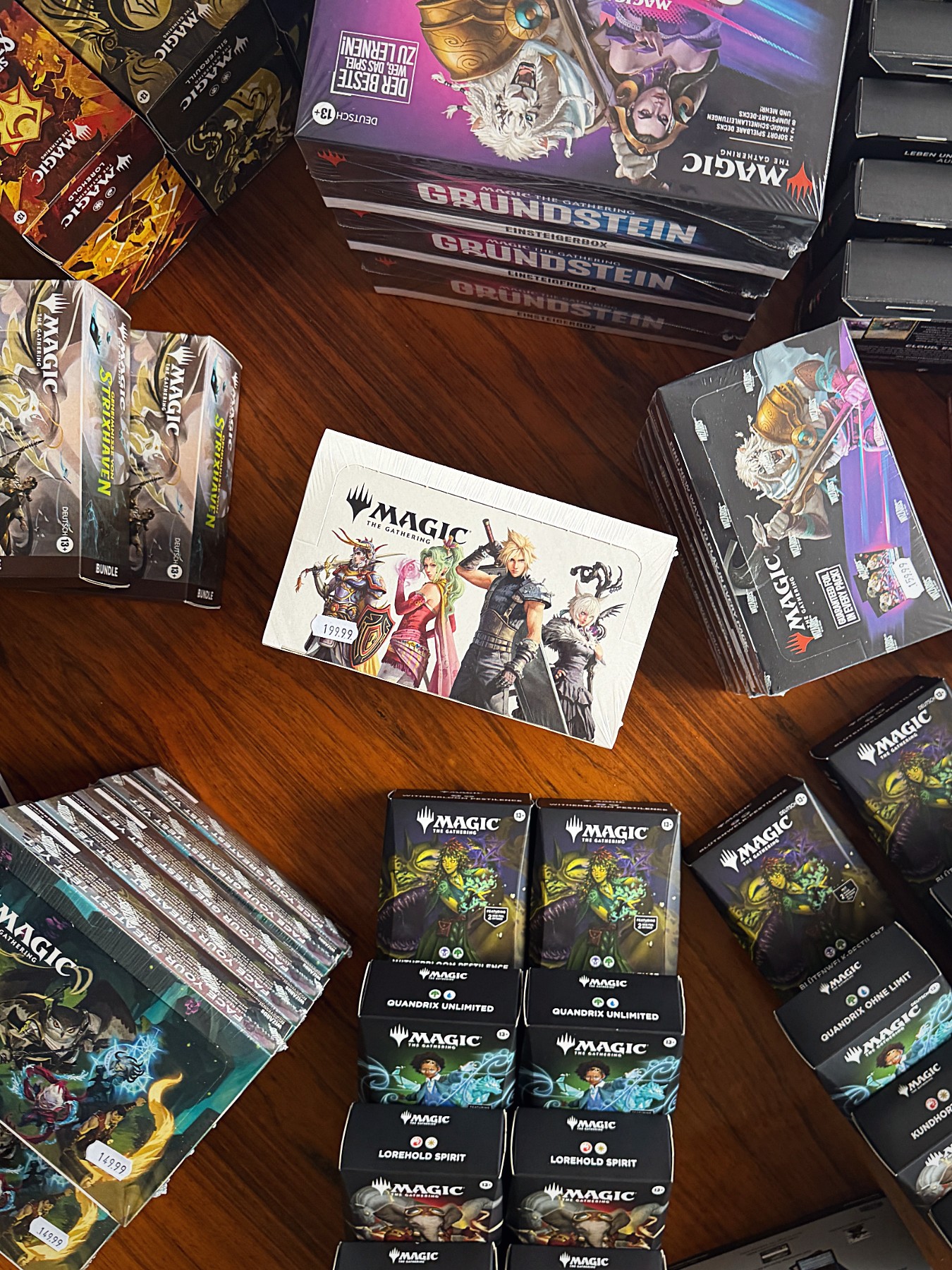 Magic-Boxen und Commander-Decks auf dem Tisch