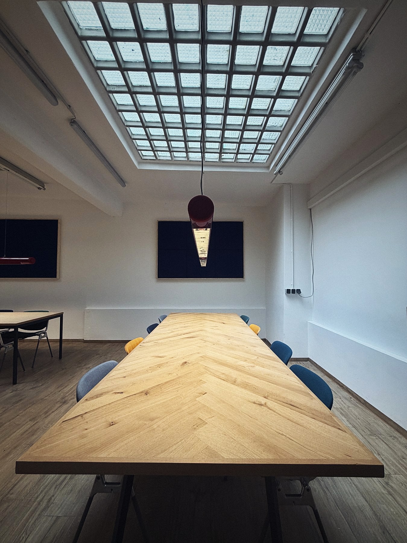 Große Tafel unter dem Glasdach für Workshops